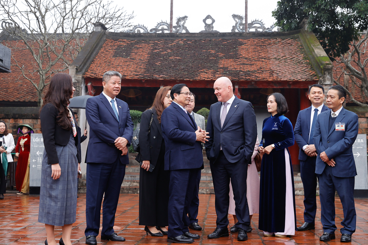 Thủ tướng Phạm Minh Chính giới thiệu với Thủ tướng Christopher Luxon về lịch sử trường đại học đầu tiên của Việt Nam, được xây dựng gần 1.000 năm trước (từ năm 1070) - Ảnh: VGP/Nhật Bắc