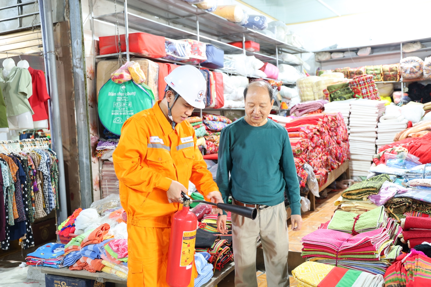 C&ocirc;ng nh&acirc;n Điện lực Điện Bi&ecirc;n hướng dẫn kh&aacute;ch h&agrave;ng sử dụng b&igrave;nh ph&ograve;ng ch&aacute;y chữa ch&aacute;y