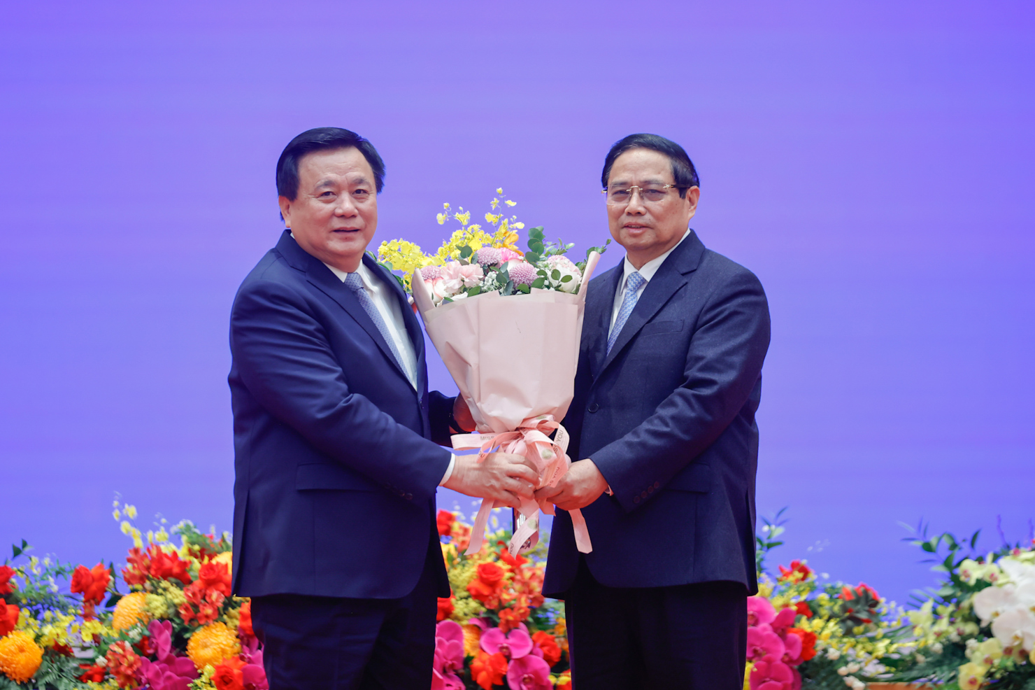 Chủ tịch Hội đồng Lý luận Trung ương, Giám đốc Học viện Chính trị Quốc gia Hồ Chí Minh Nguyễn Xuân Thắng chúc mừng Thủ tướng Phạm Minh Chính nhận danh hiệu "Giáo sư danh dự" Đại học Thanh Hoa - Ảnh: VGP/Nhật Bắc