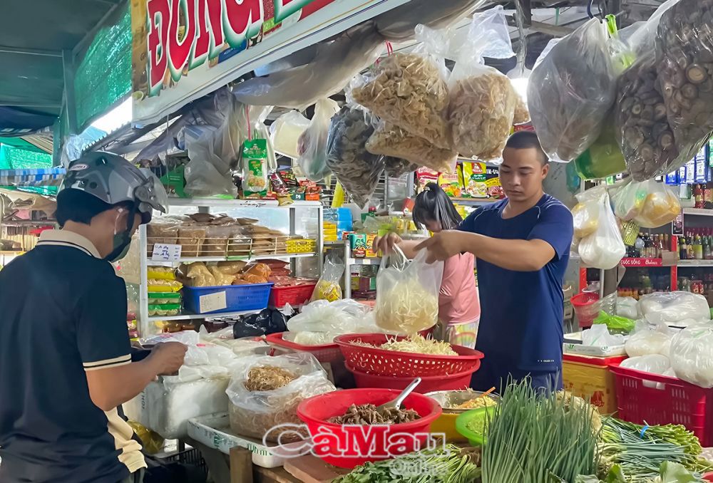 Tận dụng tốt nguồn vốn vay, tiểu thương kh&ocirc;ng chỉ ph&aacute;t triển cửa h&agrave;ng m&agrave; c&ograve;n n&acirc;ng cao chất lượng phục vụ kh&aacute;ch h&agrave;ng. Ảnh: Việt Mỹ