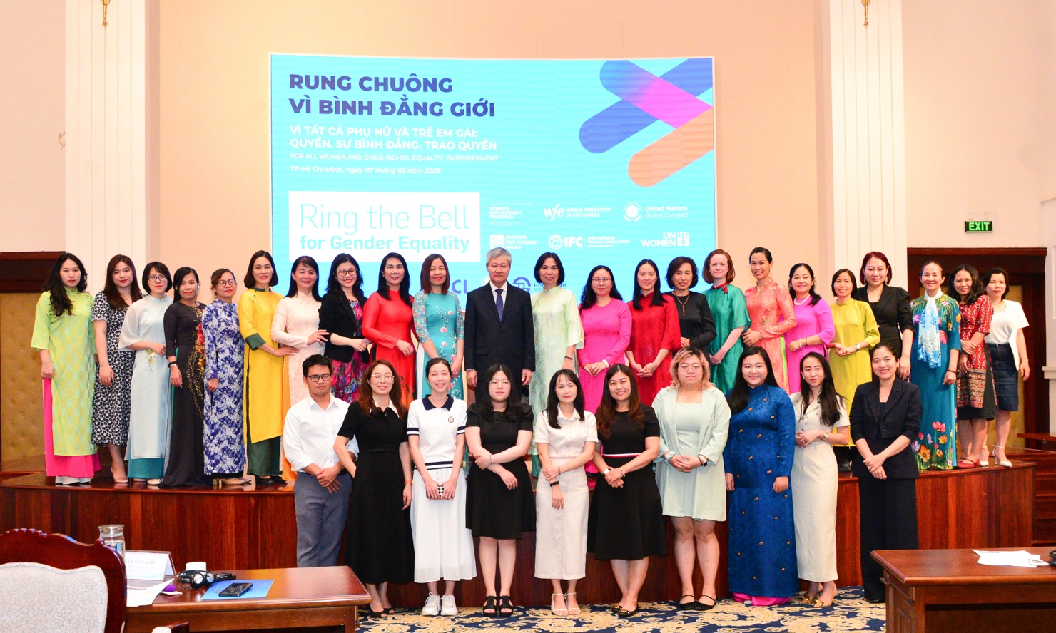 Các đại biểu chụp ảnh lưu niệm.