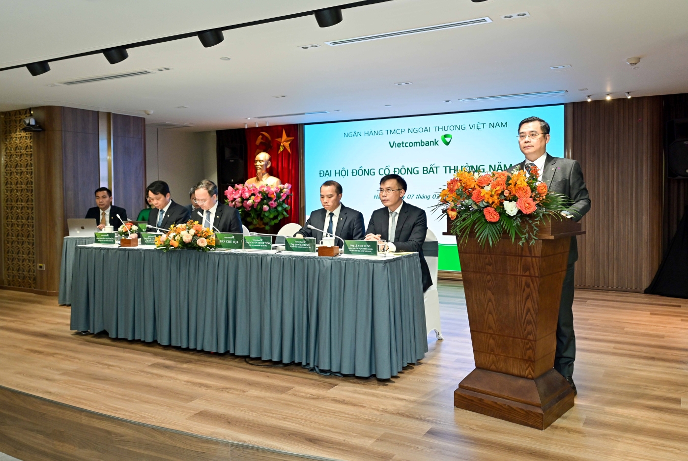Ông Nguyễn Thanh Tùng - Chủ tịch HĐQT Vietcombank phát biểu khai mạc và thông tin về 02 nội dung sẽ được quyết nghị tại Đại hội.
