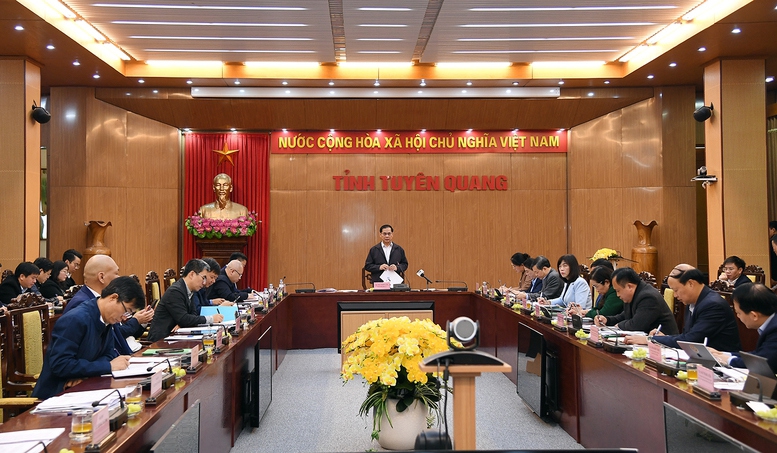 Phó Thủ tướng Bùi Thanh Sơn chủ trì họp với các tỉnh Tuyên Quang, Hà Giang, Cao Bằng và Lạng Sơn về tiến độ triển khai 4 tuyến cao tốc - Ảnh: VGP/Hải Minh