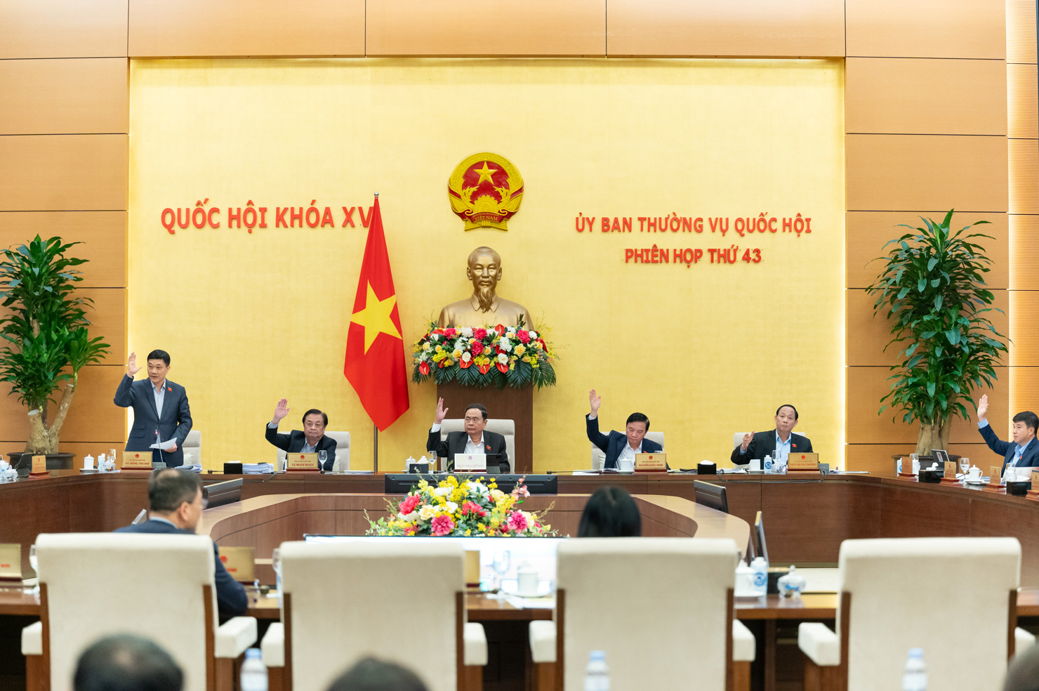 Ủy ban Thường vụ Quốc hội biểu quyết thống nhất chủ trương giảm tiền thuê đất.