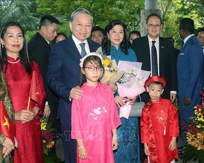 Cán bộ, nhân viên Đại sứ quán, đại diện cộng đồng người Việt Nam tại Singapore đón Tổng Bí thư Tô Lâm và Phu nhân.
