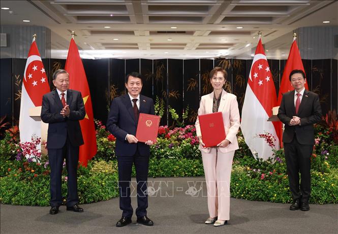 Tổng Bí thư Tô Lâm và Thủ tướng Singapore Lawrence Wong chứng kiến trao Bản ghi nhớ về chuyển đổi số giữa Bộ Công an Việt Nam và Bộ Phát triển số và Thông tin Singapore - Ảnh: TTXVN