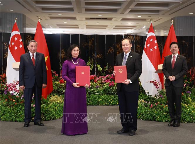 Tổng Bí thư Tô Lâm và Thủ tướng Singapore Lawrence Wong chứng kiến trao Báo cáo chung về hợp tác thương mại điện gió ngoài khơi Việt Nam - Singapore - Ảnh: TTXVN