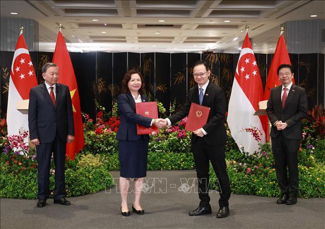 Tổng Bí thư Tô Lâm và Thủ tướng Singapore Lawrence Wong chứng kiến trao Ý định thư hợp tác giữa Ủy ban Chứng khoán nhà nước Việt Nam và Cơ quan Quản lý tiền tệ (MAS) của Singapore về nâng cao năng lực xây dựng khung khổ pháp lý phát triển thị trường tài sản số, tài sản ảo - Ảnh: TTXVN