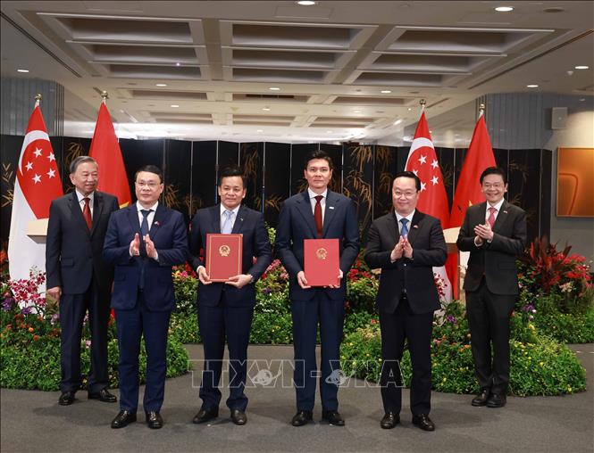 Tổng Bí thư Tô Lâm và Thủ tướng Singapore Lawrence Wong chứng kiến trao Giấy chứng nhận đăng ký đầu tư vào Khu Công nghiệp VSIP I Nam Định và Quyết định chấp thuận chủ trương đầu tư VSIP III Nghệ An - Ảnh: TTXVN