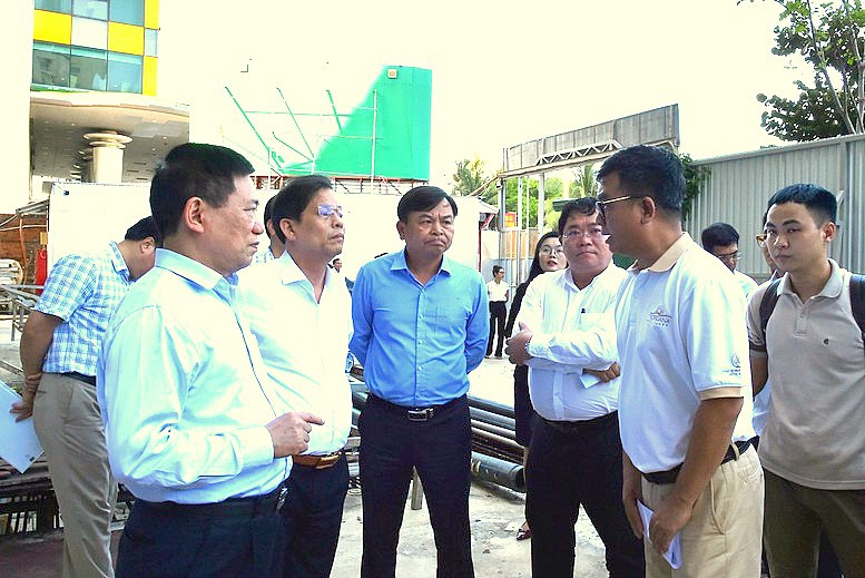 Phó Thủ tướng Chính phủ Hồ Đức Phớc lắng nghe các thông tin, khó khăn, vướng mắc từ đại diện các chủ đầu tư và Ủy ban nhân dân tỉnh Khánh Hòa - Ảnh: VGP/Trần Mạnh.