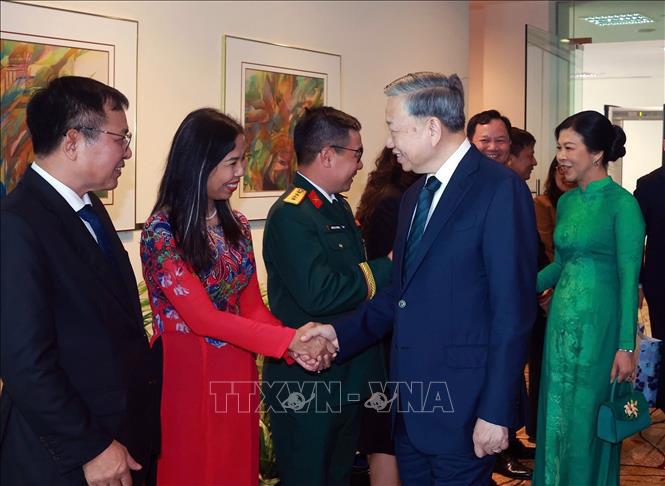 Cán bộ, nhân viên Đại sứ quán tiễn Tổng Bí thư Tô Lâm và Phu nhân - Ảnh: TTXVN