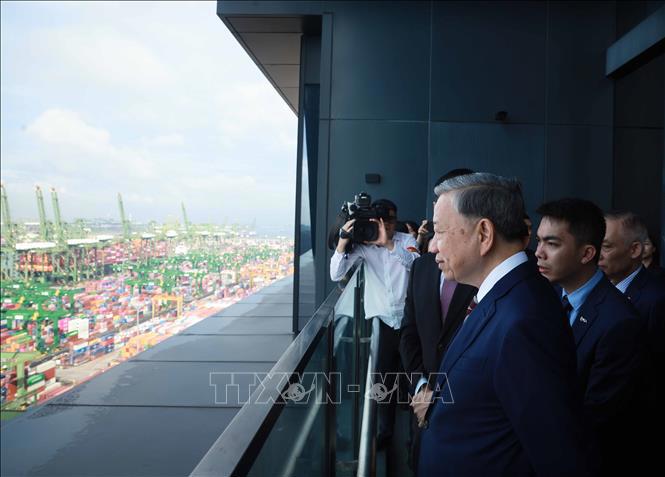 Tổng Bí thư Tô Lâm thăm cảng biển Pasir Panjang - Ảnh: TTXVN