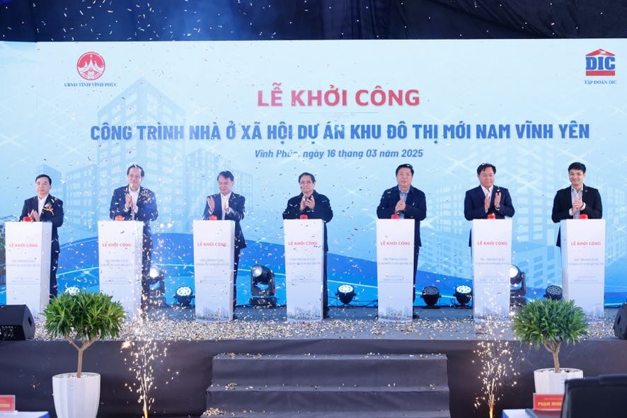 Thủ tướng Phạm Minh Chính và các đại biểu thực hiện nghi thức khởi công xây dựng công trình nhà ở xã hội thuộc Dự án Khu đô thị mới Nam Vĩnh Yên, giai đoạn 1. Ảnh: VGP/Nhật Bắc.