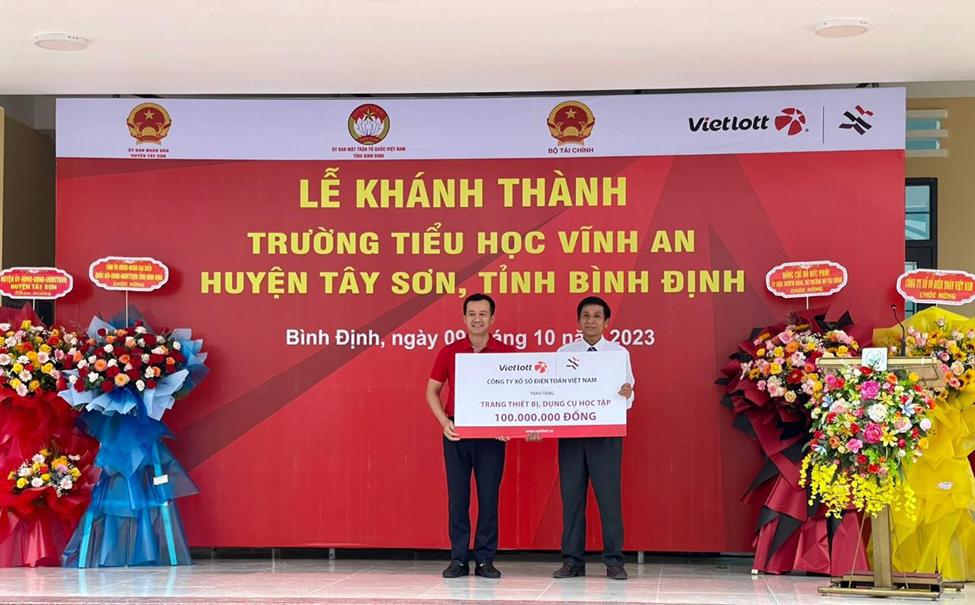 Vietlott và người trúng thưởng tài trợ xây dựng trường Tiểu học Vĩnh An (huyện Tây Sơn- Bình Định) kinh phí gần 5 tỷ đồng và trao tặng trang thiết bị học tập trị giá 100 triệu đồng vào tháng 10/2023.