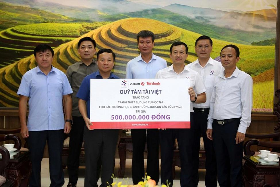 Đại diện Quỹ Tâm Tài Việt trao tặng trang thiết bị, dụng cụ học tập đến các trường học bị ảnh hưởng bởi cơn bão số 3 (Yagi) tại tỉnh Yên Bái