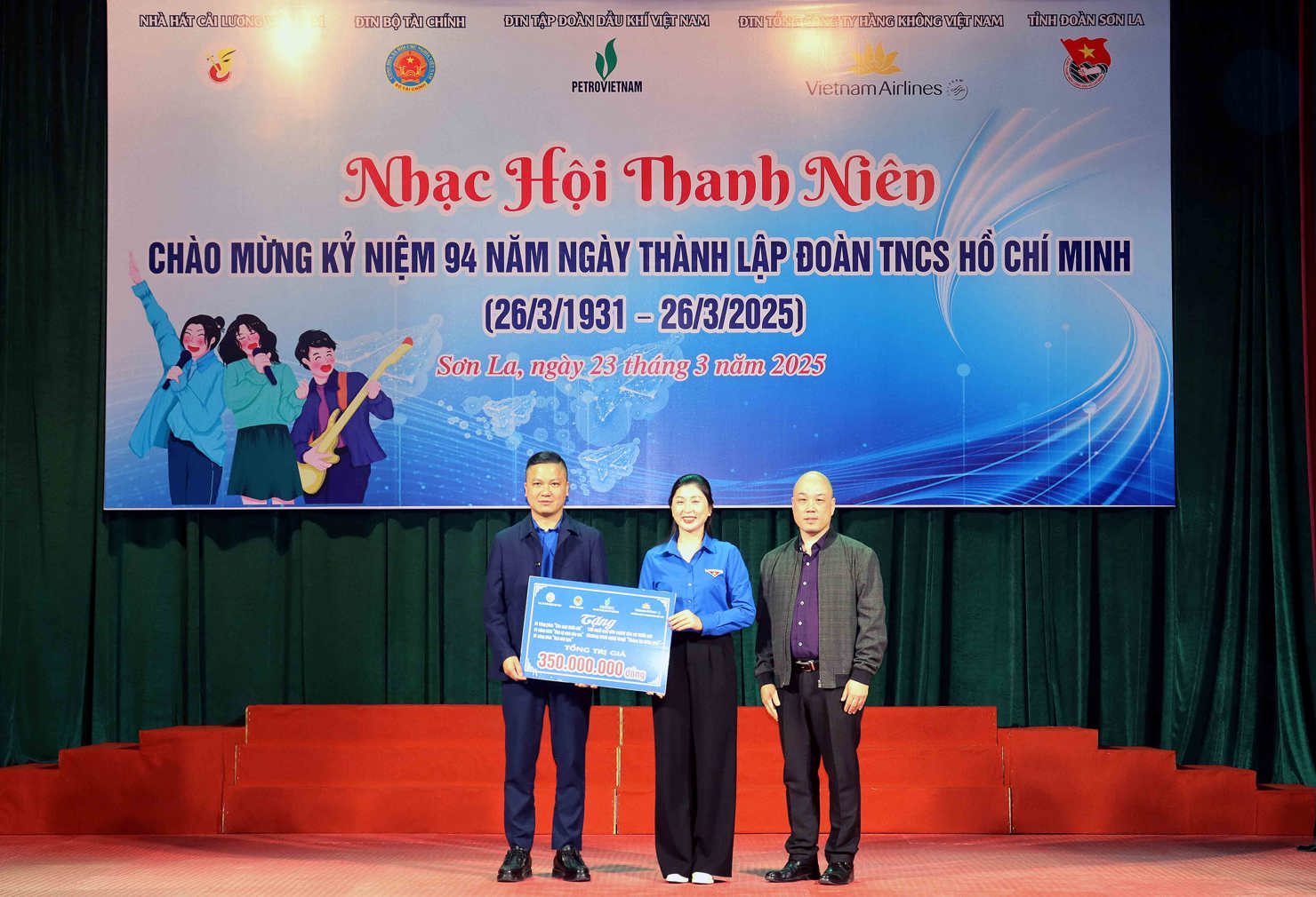 Đồng chí Lê Đôn - Bí thư Đoàn Thanh niên Bộ Tài chính trao tặng những công trình, phần việc an sinh xã hội trên địa bàn tỉnh Sơn La.