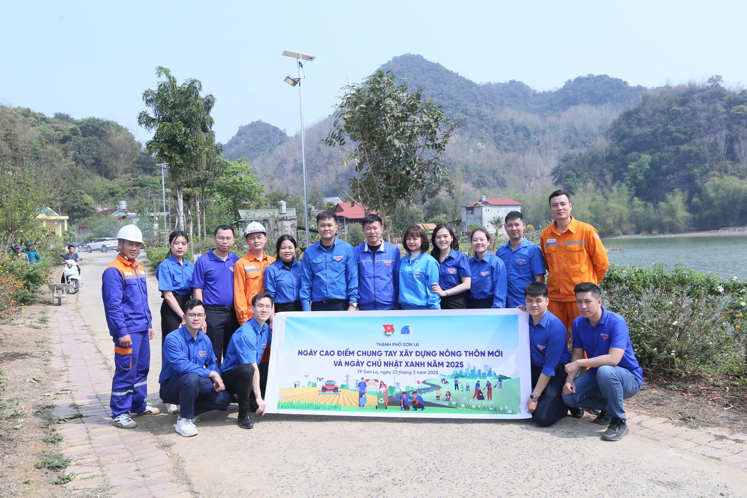 C&aacute;c đo&agrave;n vi&ecirc;n, thanh ni&ecirc;n triển khai đội h&igrave;nh t&igrave;nh nguyện dọn dẹp vệ sinh m&ocirc;i trường, ph&ograve;ng chống r&aacute;c thải nhựa.