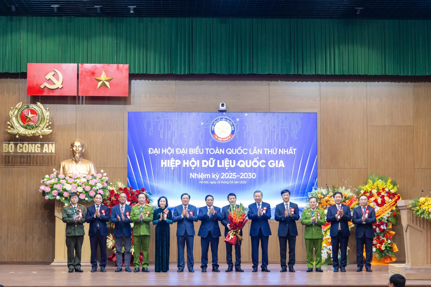 Tổng Bí thư Tô Lâm và Thủ tướng Chính phủ Phạm Minh Chính chúc mừng Ban Thường vụ Hiệp hội Dữ liệu quốc gia nhiệm kỳ 2025-2030 - Ảnh: VGP/Nhật Bắc