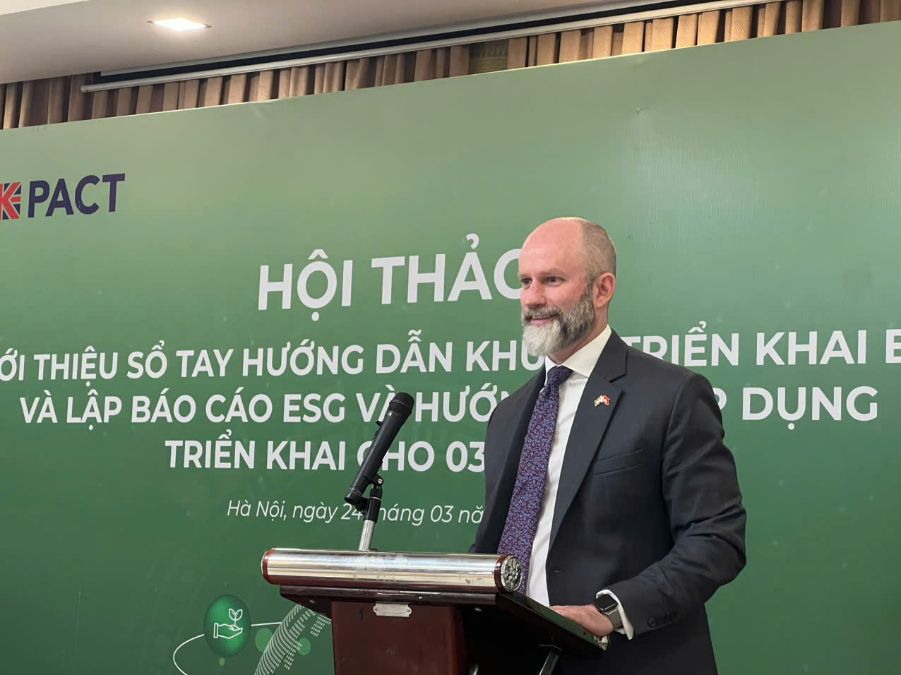 Ông Fergus McBean, Bí thư Thứ nhất về Khí hậu và Thiên nhiên, Đại sứ quán Anh chia sẻ tại Hội thảo 
