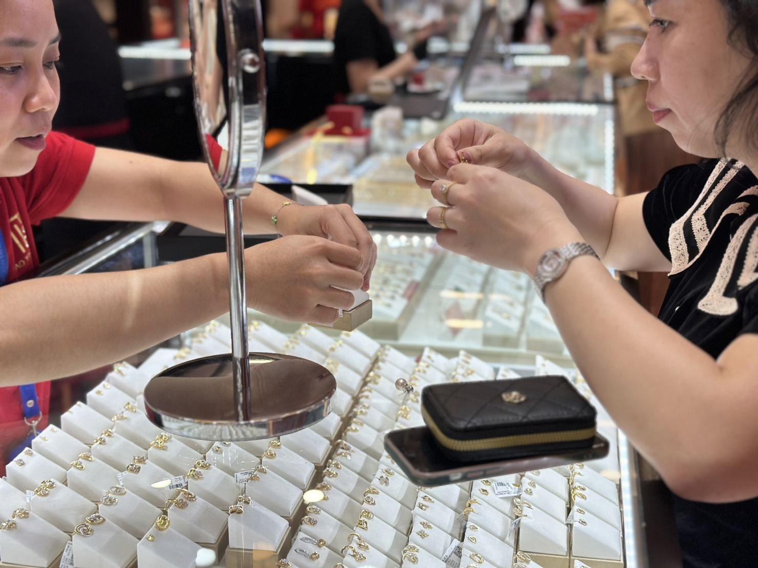 Gi&aacute; v&agrave;ng trong nước chịu ảnh hưởng của gi&aacute; v&agrave;ng thế giới. Ảnh: H.Dịu