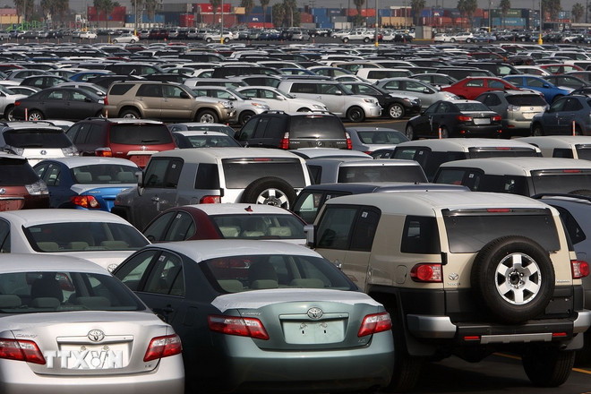 Ôtô nhập khẩu được vận chuyển tại cảng Long Beach, California, Mỹ. (Ảnh: Getty Images/TTXVN)