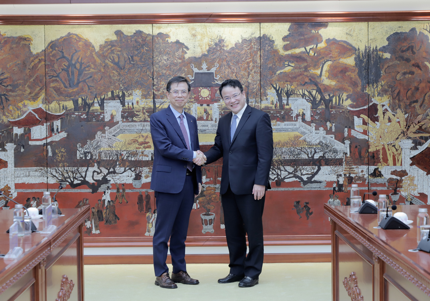 Thứ trưởng Bộ T&agrave;i ch&iacute;nh Trần Quốc Phương (b&ecirc;n phải) v&agrave;&nbsp;Ph&oacute; Chủ tịch KEXIM Hong Soon-young.