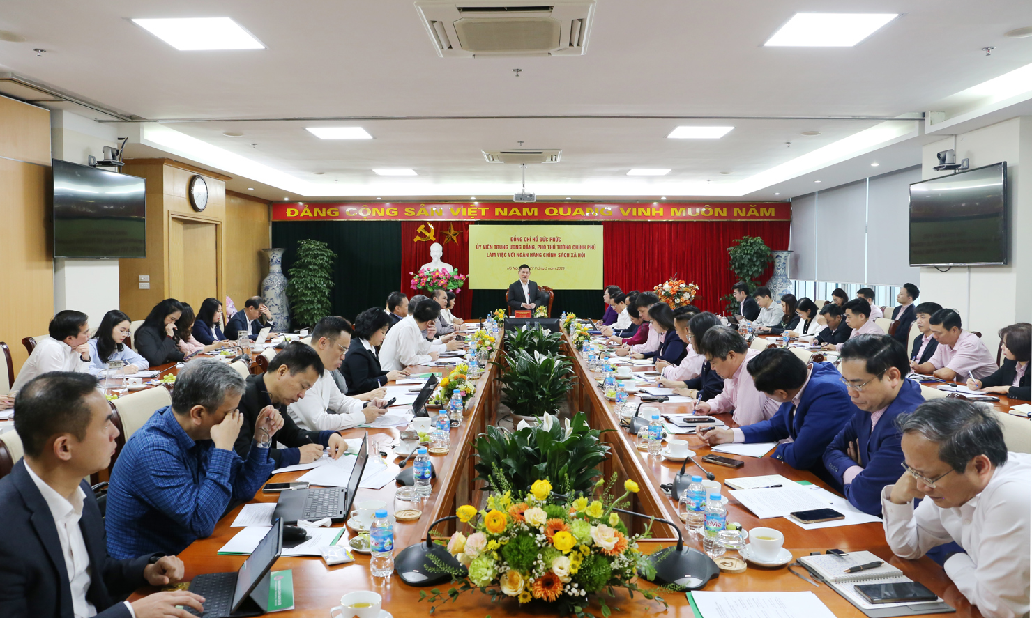 Quang cảnh buổi l&agrave;m việc.