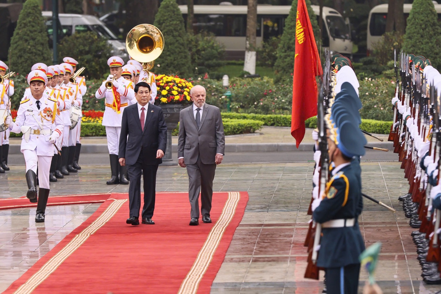 Chủ tịch nước Lương Cường và Tổng thống Lula da Silva duyệt Đội danh dự Quân đội nhân dân Việt Nam - Ảnh: VGP/Nhật Bắc.