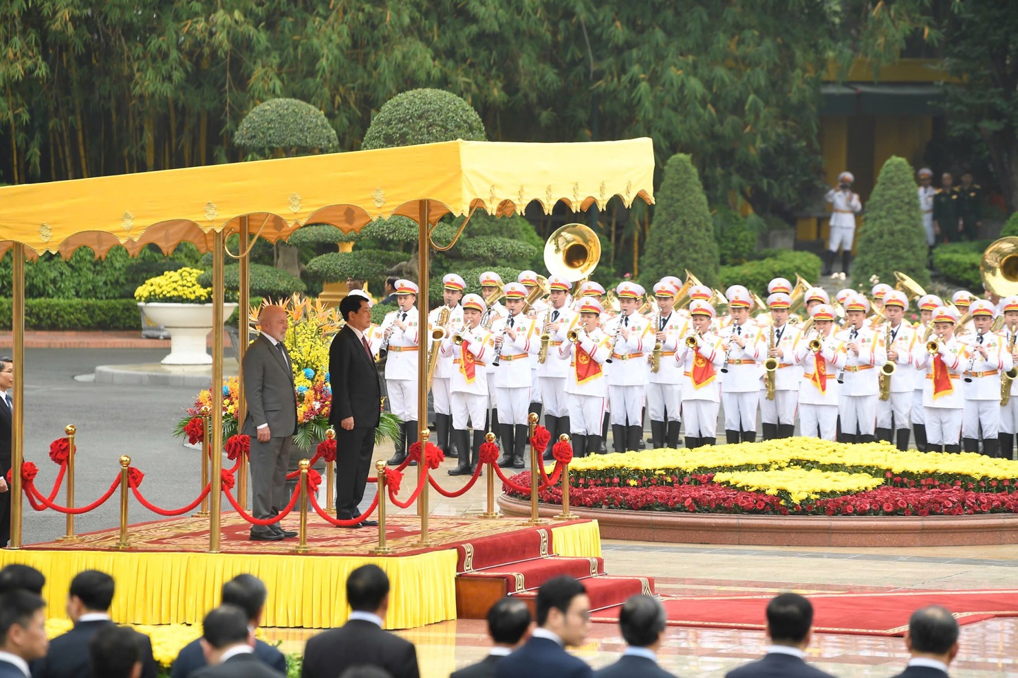 Chủ tịch nước Lương Cường và Tổng thống Lula da Silva thực hiện nghi thức chào Quốc kỳ hai nước - Ảnh: VGP/Nhật Bắc.