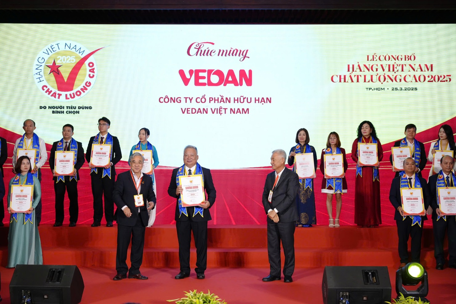&Ocirc;ng Hwang Fa Jane, đại diện Vedan Việt Nam nhận chứng nhận H&agrave;ng Việt Nam chất lượng cao năm 2025 từ Ban tổ chức.