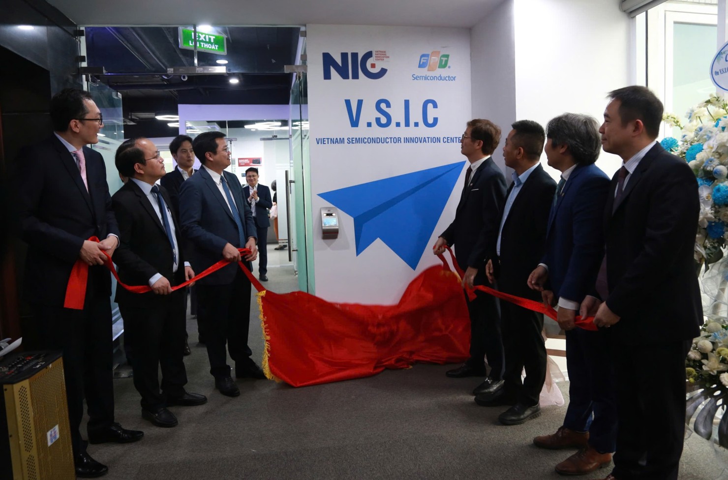 Thứ trưởng Bộ T&agrave;i ch&iacute;nh Nguyễn Đức T&acirc;m v&agrave; c&aacute;c đại biểu thực hiện nghi thức gắn biển&nbsp;Trung t&acirc;m ươm tạo v&agrave; ph&aacute;t triển b&aacute;n dẫn (VSIC) v&agrave; Kh&ocirc;ng gian ươm tạo startup về b&aacute;n dẫn FPT-ALCHIP.