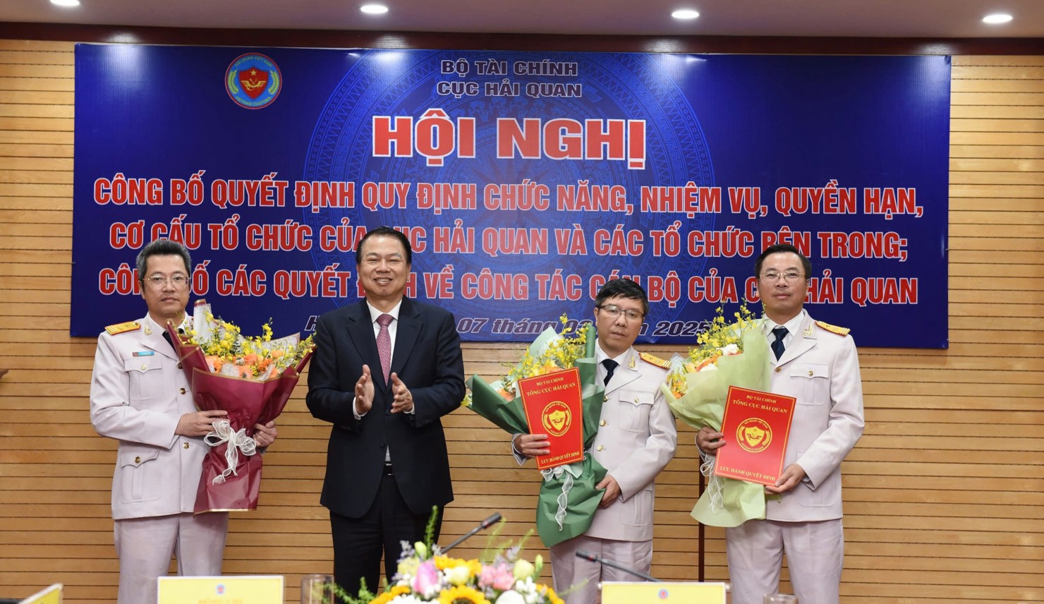 Thứ trưởng Bộ T&agrave;i ch&iacute;nh Nguyễn Đức Chi trao quyết định&nbsp;bổ nhiệm c&aacute;c Ph&oacute; Cục trưởng Cục Hải quan.
