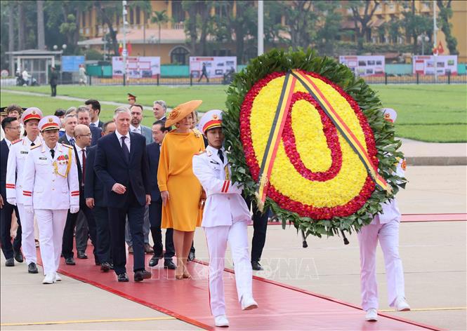 Nh&agrave; Vua Vương quốc Bỉ Philippe v&agrave; Ho&agrave;ng hậu Mathilde đến đặt v&ograve;ng hoa v&agrave; v&agrave;o Lăng viếng Chủ tịch Hồ Ch&iacute; Minh - Ảnh: An Đăng/TTXVN.