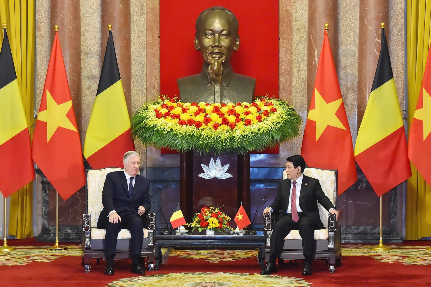 Hai nh&agrave; L&atilde;nh đạo nhất tr&iacute; nghi&ecirc;n cứu x&acirc;y dựng chương tr&igrave;nh hợp t&aacute;c n&ocirc;ng nghiệp giữa Việt Nam v&agrave; c&aacute;c v&ugrave;ng của Bỉ - Ảnh: VGP/Nhật Bắc.