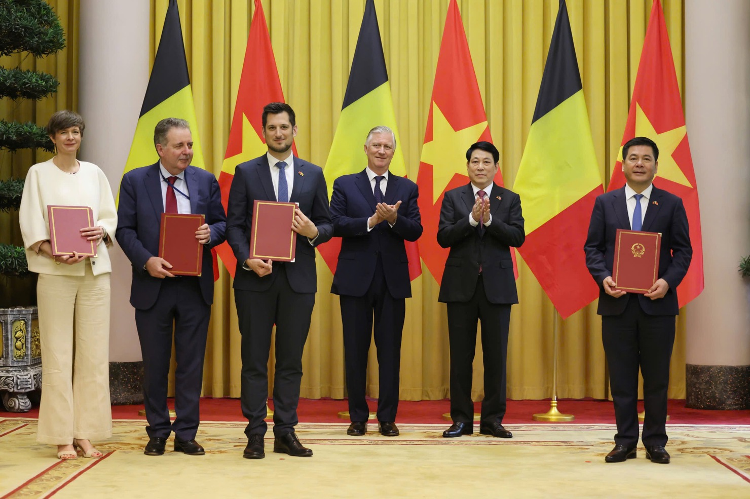Chủ tịch nước Lương Cường v&agrave; Nh&agrave; vua Bỉ Philippe chứng kiến Bộ trưởng Bộ C&ocirc;ng Thương Nguyễn Hồng Di&ecirc;n c&ugrave;ng Bộ trưởng, Thủ hiển V&ugrave;ng Thủ đ&ocirc; Brussels Rudi Vervoort; Bộ trưởng, Thủ hiến V&ugrave;ng Wallonie Adrien Dolimont v&agrave; Bộ trưởng V&ugrave;ng Flanders phụ tr&aacute;ch Brussels v&agrave; B&aacute;o ch&iacute; của Bỉ Cieltje Van Achter trao đổi Bi&ecirc;n bản ghi nhớ giữa Cục X&uacute;c tiến Thương mại Việt Nam v&agrave; Cơ quan Đầu tư v&agrave; Thương mại Flanders, Cơ quan X&uacute;c tiến Đầu tư - Xuất khẩu Wallonie v&agrave; Cơ quan Hỗ trợ Doanh nghiệp Brussels - Ảnh: VGP/Nhật Bắc .