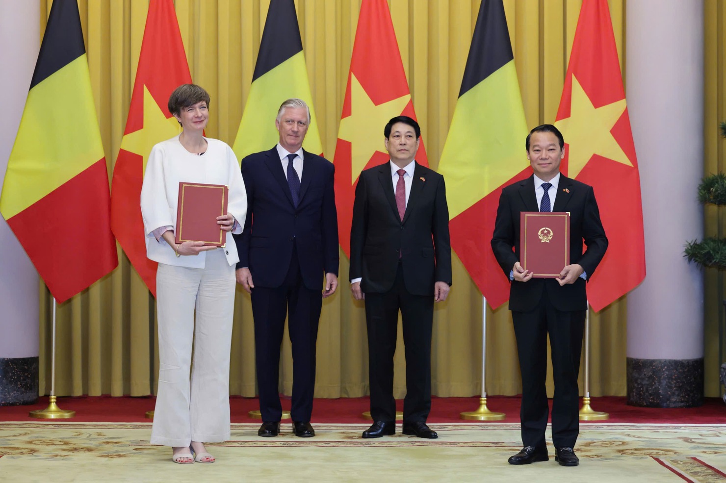 Chủ tịch nước Lương Cường v&agrave; Nh&agrave; vua Bỉ Philippe chứng kiến Bộ trưởng Bộ N&ocirc;ng nghiệp v&agrave; M&ocirc;i trường Đỗ Đức Duy v&agrave; Bộ trưởng V&ugrave;ng Flanders phụ tr&aacute;ch Brussels v&agrave; B&aacute;o ch&iacute; của Bỉ Cieltje Van Achter trao đổi Bi&ecirc;n bản ghi nhớ hợp t&aacute;c giữa Viện Khoa học Kh&iacute; tượng thủy văn v&agrave; biến đổi kh&iacute; hậu, Bộ N&ocirc;ng nghiệp v&agrave; M&ocirc;i trường v&agrave; Tổ chức Nghi&ecirc;n cứu C&ocirc;ng nghệ V&ugrave;ng Flanders - Ảnh: VGP/Nhật Bắc.