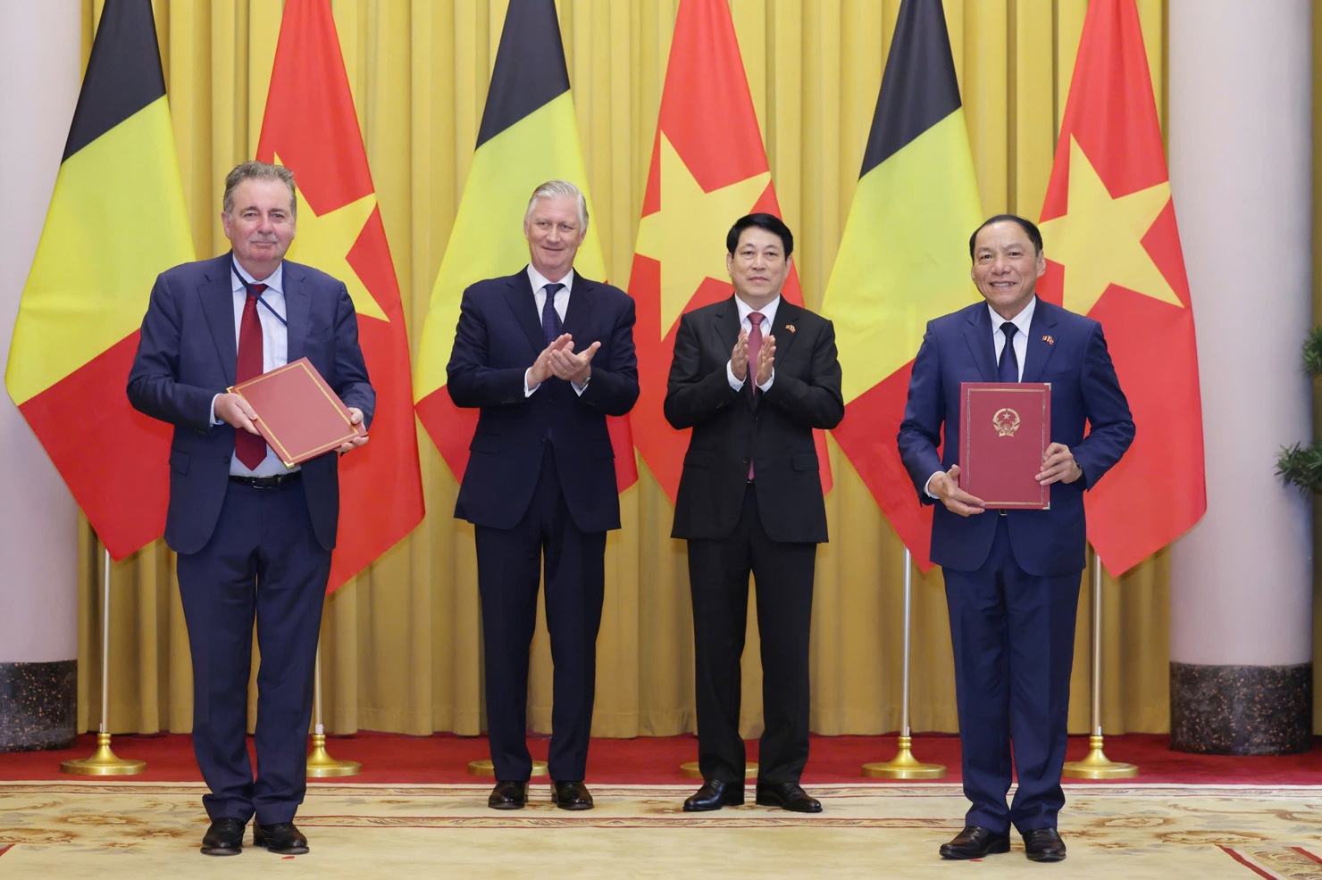 Chủ tịch nước Lương Cường v&agrave; Nh&agrave; vua Bỉ Philippe chứng kiến Bộ trưởng Bộ Văn h&oacute;a, Thể thao v&agrave; Du lịch Nguyễn Văn H&ugrave;ng v&agrave; Bộ trưởng, Thủ hiến V&ugrave;ng Thủ đ&ocirc; Brussels Rudi Vervoort trao đổi văn kiện Chương tr&igrave;nh hợp t&aacute;c giai đoạn 2025 &ndash; 2027 giữa Bộ Văn h&oacute;a, Thể thao v&agrave; Du lịch Việt Nam v&agrave; V&ugrave;ng Thủ đ&ocirc; Brussels - Ảnh: VGP/Nhật Bắc.