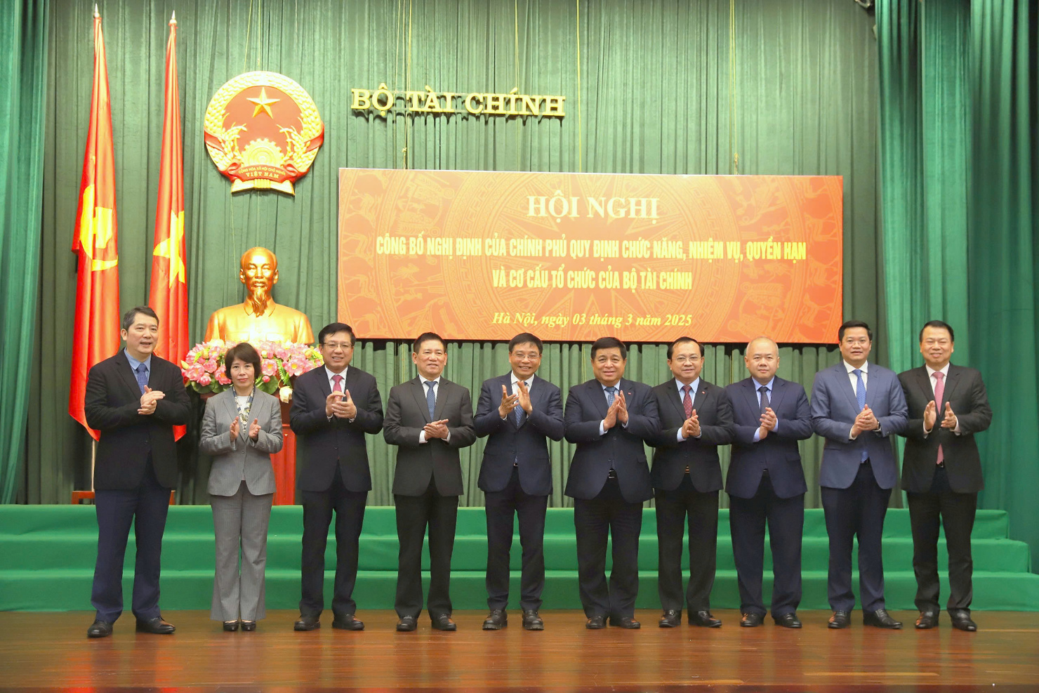 Ph&oacute; Thủ tướng Ch&iacute;nh phủ Hồ Đức Phớc v&agrave; Ph&oacute; Thủ tướng Ch&iacute;nh phủ Nguyễn Ch&iacute; Dũng ch&uacute;c mừng tập thể L&atilde;nh đạo Bộ T&agrave;i ch&iacute;nh.