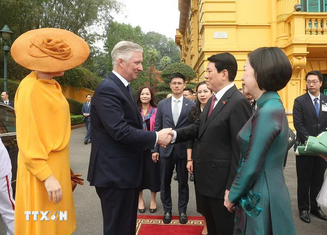 Chủ tịch nước Lương Cường và Phu nhân đón Nhà vua Vương quốc Bỉ Philippe và Hoàng hậu. (Ảnh: Lâm Khánh/TTXVN).