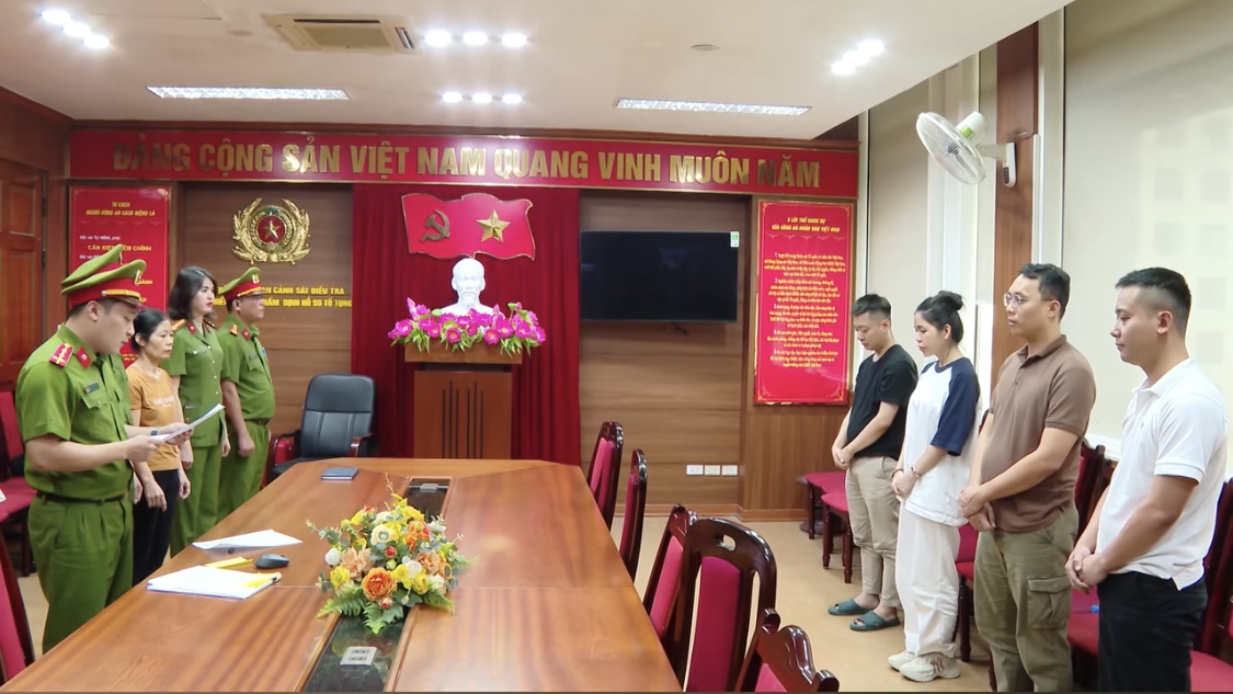 Cơ quan điều tra tống đạt các quyết định tố tụng với các đối tượng.