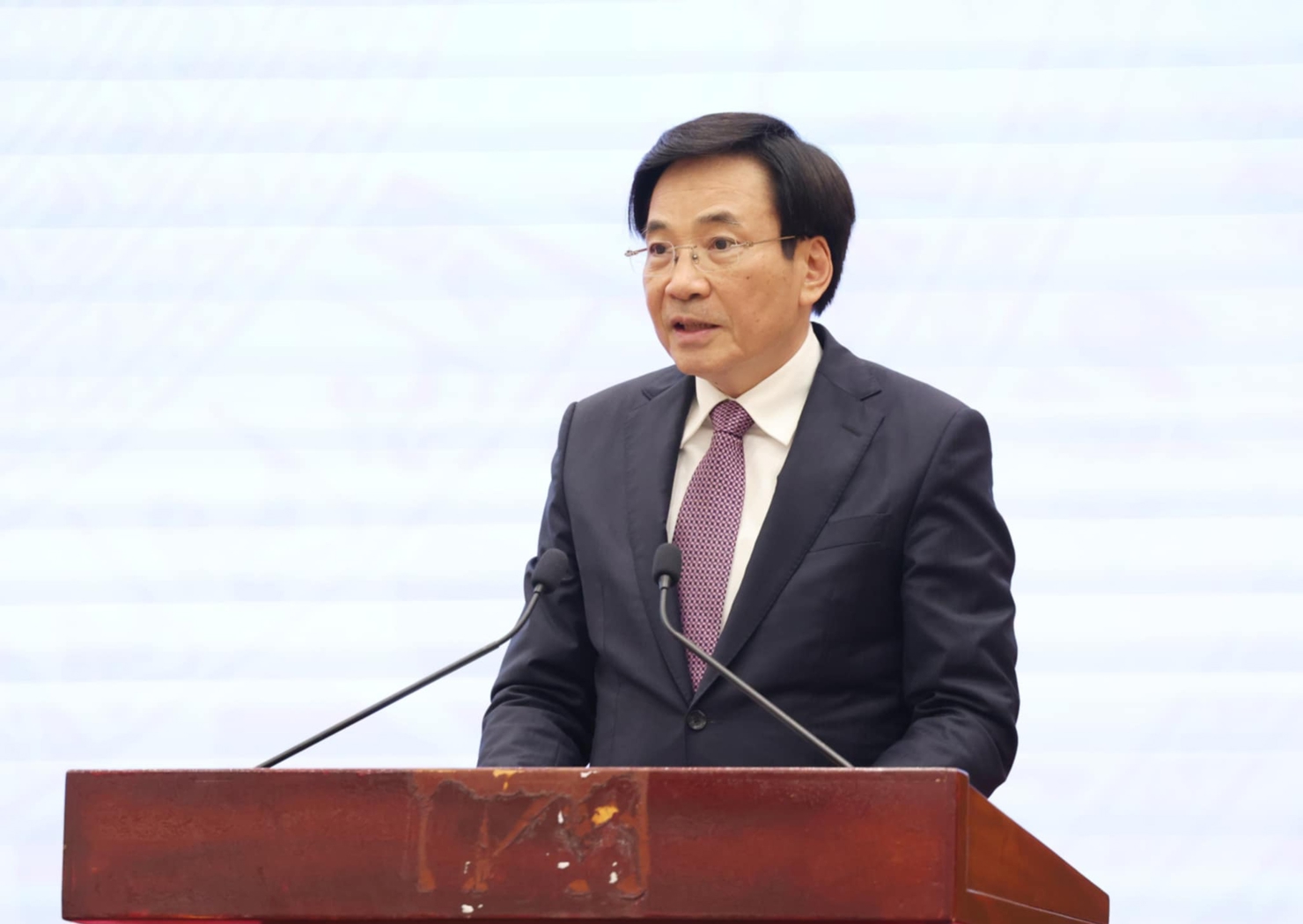 Bộ trưởng, Chủ nhiệm Văn phòng Chính phủ Trần Văn Sơn phát biểu tại buổi họp báo.