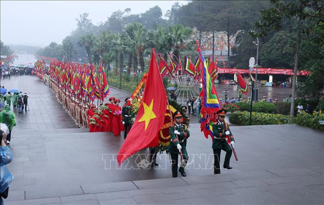 Chủ tịch nước Lương Cường dâng hương tưởng niệm các Vua Hùng - Ảnh 1