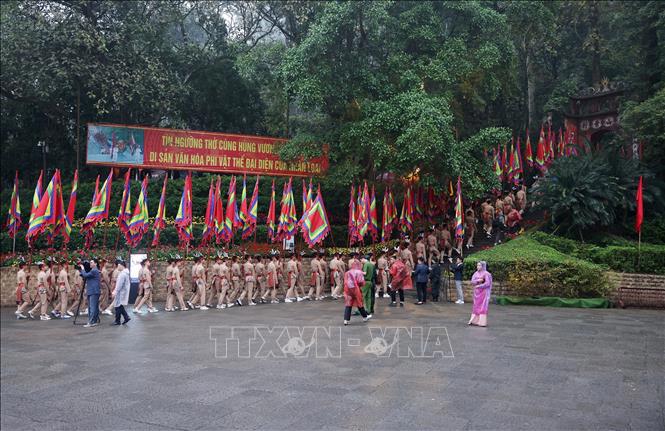 Đoàn dâng hương khởi hành lên núi Nghĩa Lĩnh. Ảnh: TTXVN 