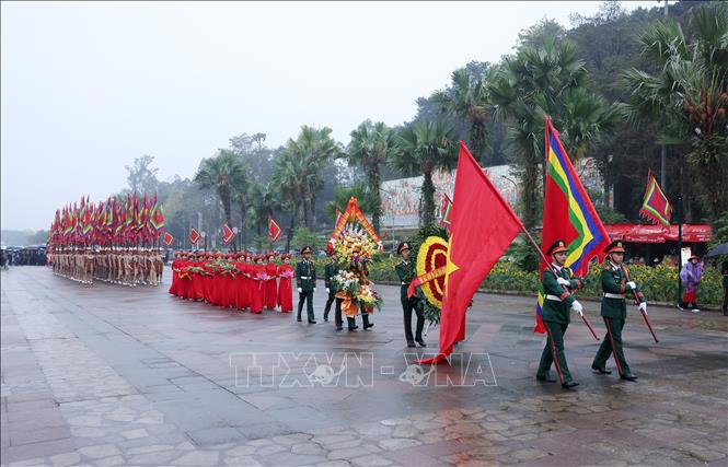 Đoàn dâng hương khởi hành lên núi Nghĩa Lĩnh. Ảnh: TTXVN 