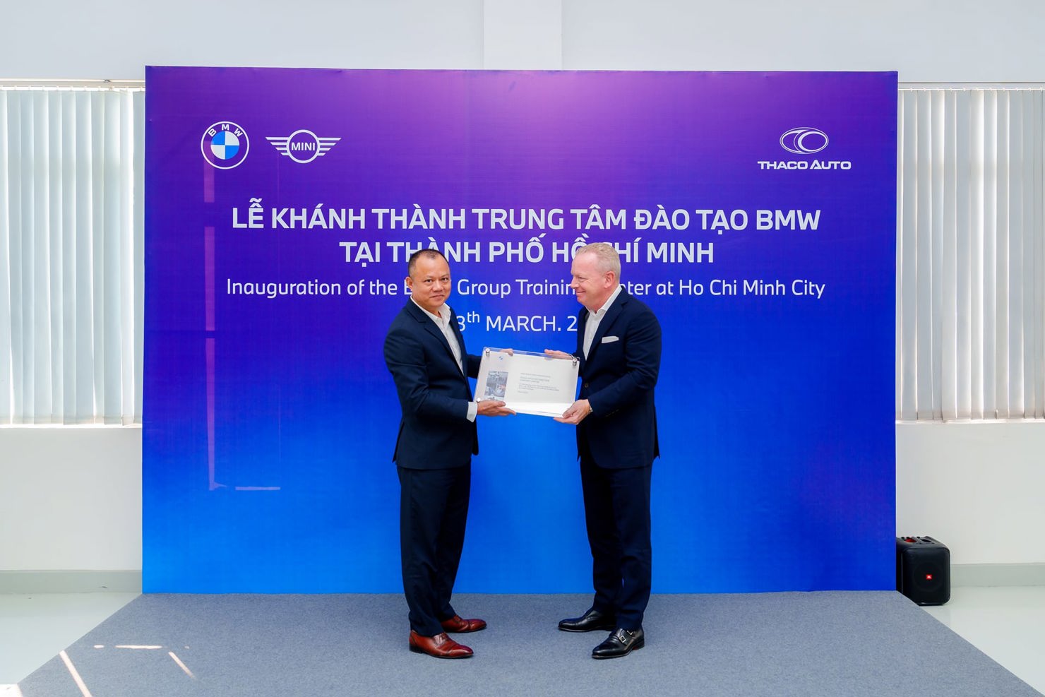 Ông Võ Văn Minh – Phó Tổng Giám đốc THACO AUTO Phụ trách Miền Nam (bên trái) nhận chứng nhận Trung tâm đào tạo BMW tại TP.HCM đi vào hoạt động