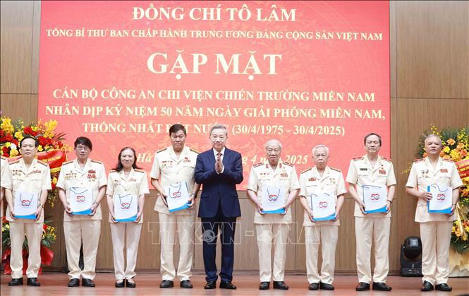 Tổng Bí thư Tô Lâm tặng quà lưu niệm cho các đại biểu.