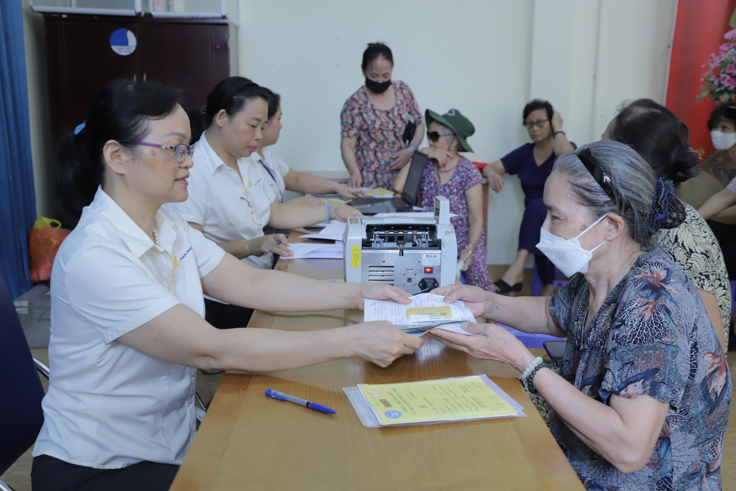 BHXH Việt Nam khuyến kh&iacute;ch người nhận lương hưu, trợ cấp bảo hiểm x&atilde; hội qua t&agrave;i khoản ATM