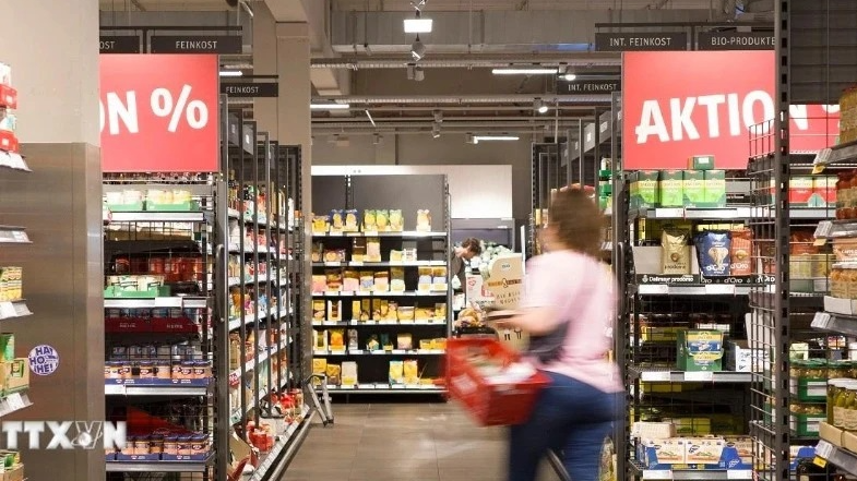 Người dân mua sắm tại siêu thị ở Berlin, Đức. (Ảnh: THX/TTXVN).
