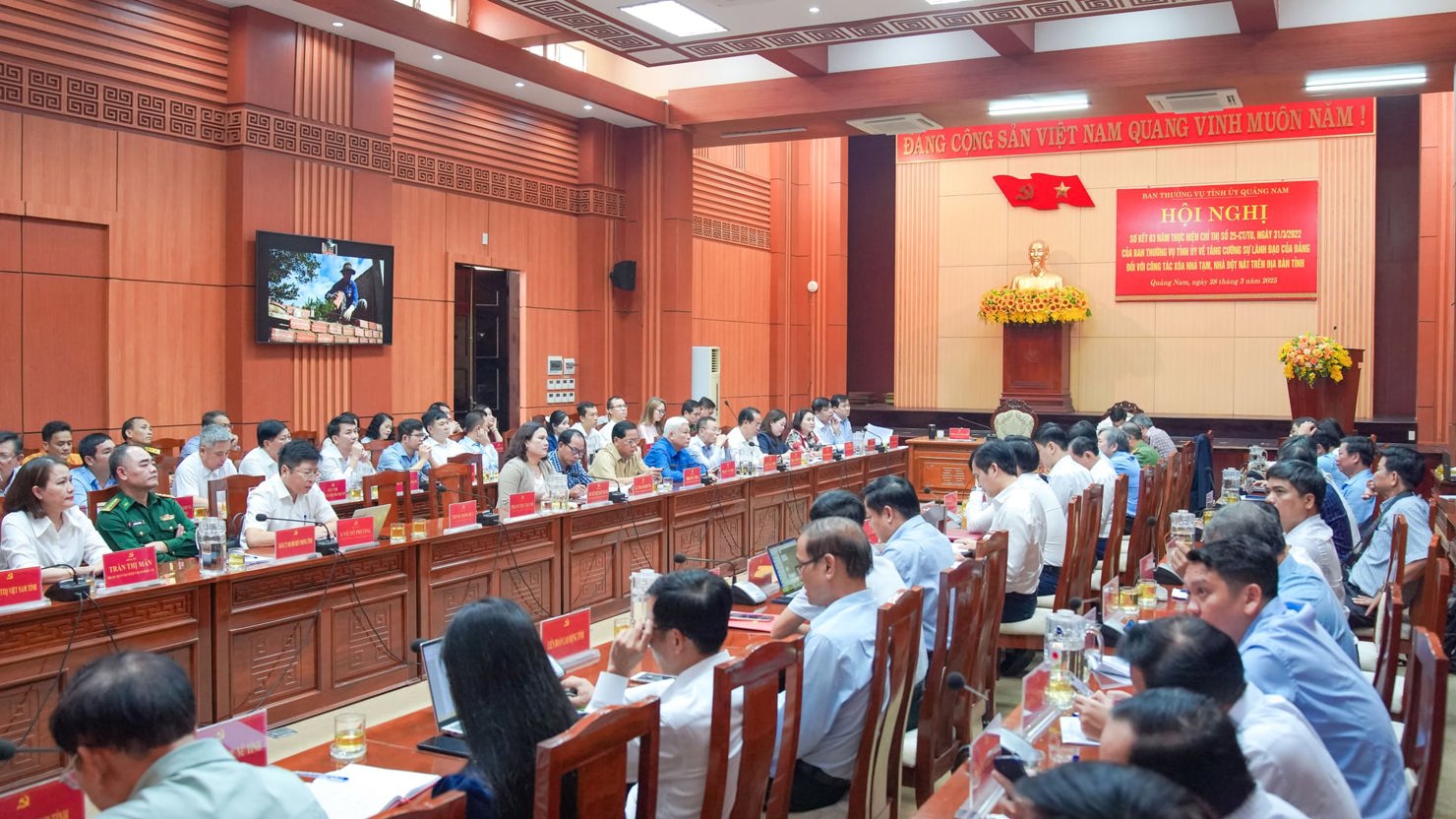  Toàn cảnh Hội nghị sơ kết 03 năm thực hiện Chỉ thị số 25 CT/TU của Ban Thường vụ Tỉnh ủy về tăng cường sự lãnh đạo của Đảng đối với công tác “Xóa nhà tạm, nhà dột nát” trên địa bàn tỉnh