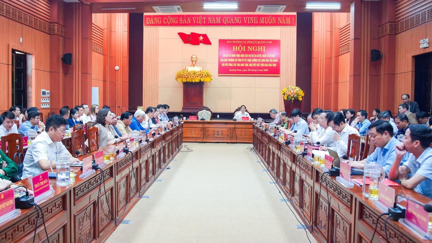 Hội nghị do ông Lương Nguyễn Minh Triết - Ủy viên dự khuyết Ban Chấp hành Trung ương Đảng, Bí thư Tỉnh ủy tỉnh Quảng Nam và ông Lê Văn Dũng - Phó Bí thư Tỉnh ủy, Chủ tịch UBND tỉnh, Trưởng đoàn Đại biểu Quốc hội tỉnh chủ trì